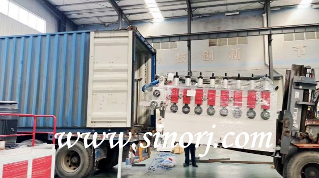 PVC木飾面生產線 型材生產線裝柜發貨中